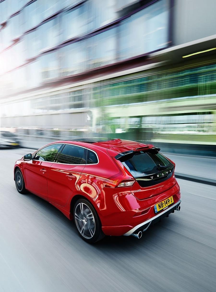  Volvo V40 T4 R-Design 2016 года  (WW) (фото 2 из 13)